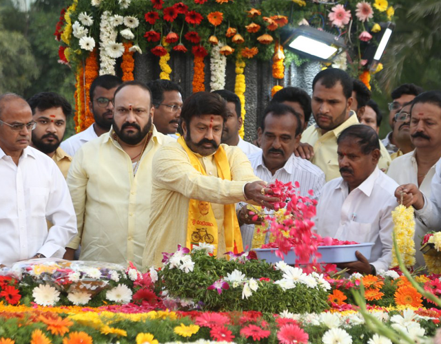 Balakrishna Paid Tribute to Sr NTR at NTR Ghat